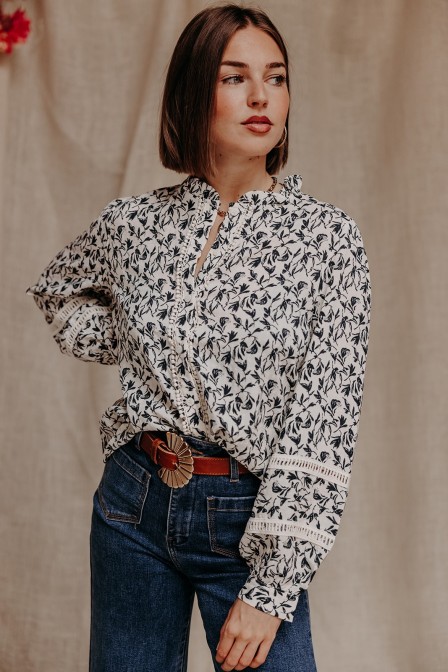 Femme avec une blouse imprimée.