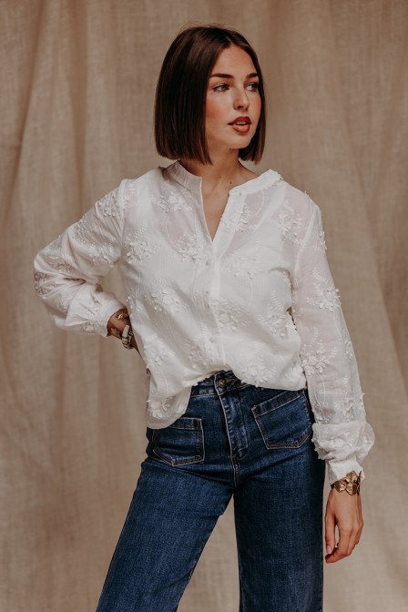 Femme avec une blouse unie.