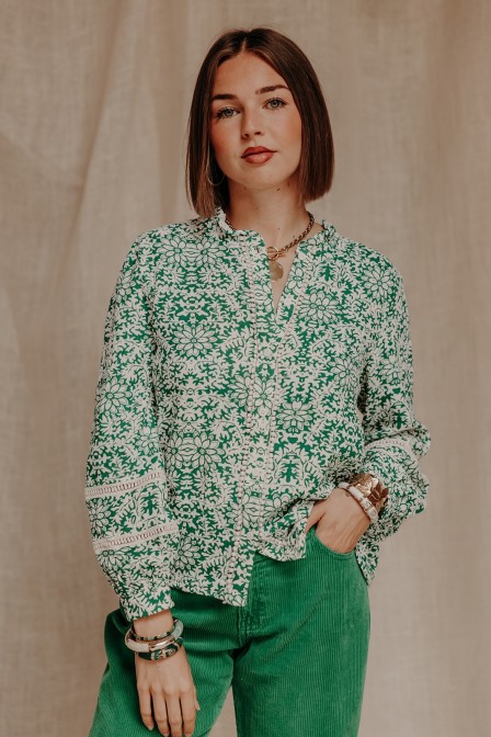 Femme avec une blouse.