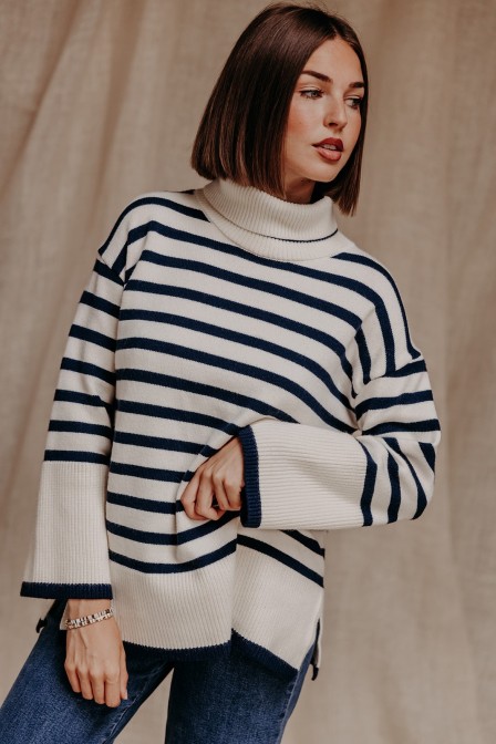 Femme avec un pull rayé.