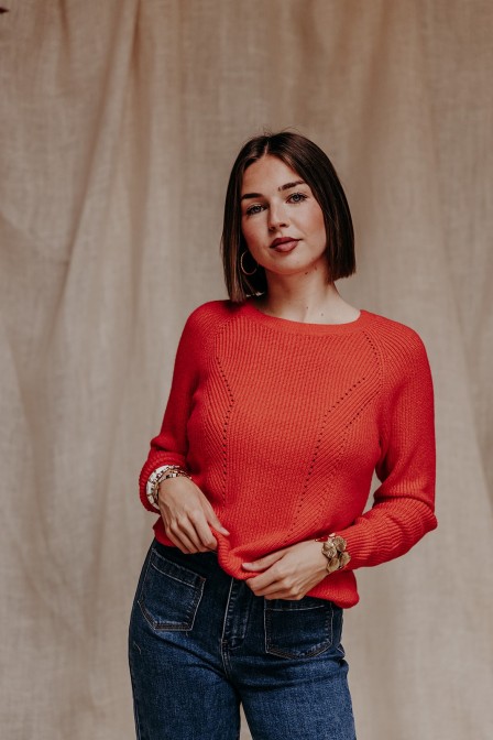 Femme avec un pull uni.