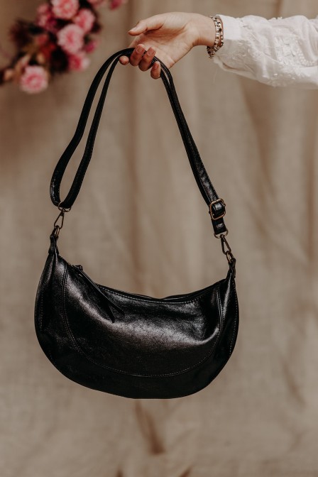 Femme avec un sac noir.