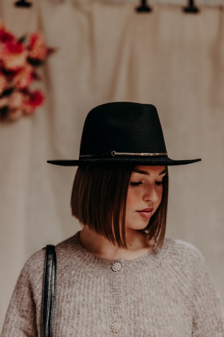 Femme avec un chapeau.