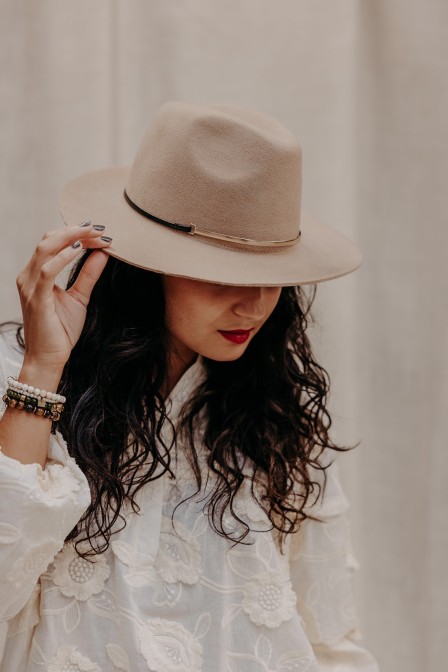 Femme avec un chapeau.