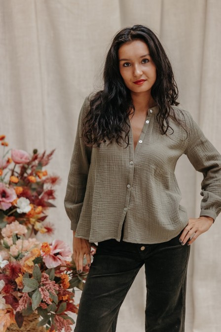 Femme avec une blouse kaki.