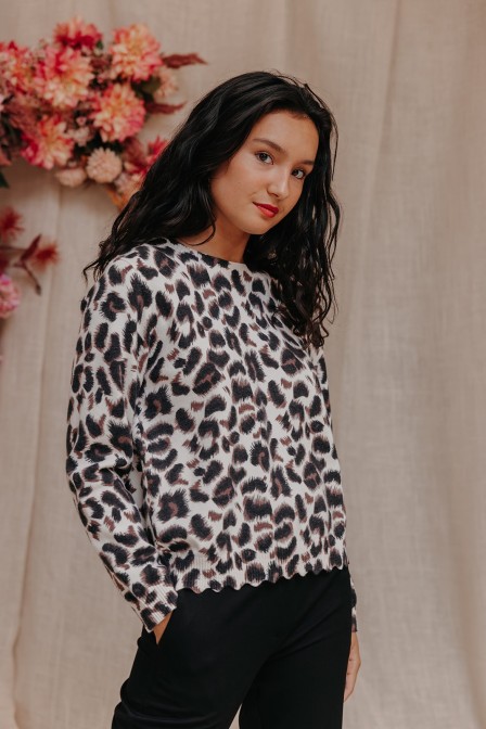 Femme avec un pull print animal.