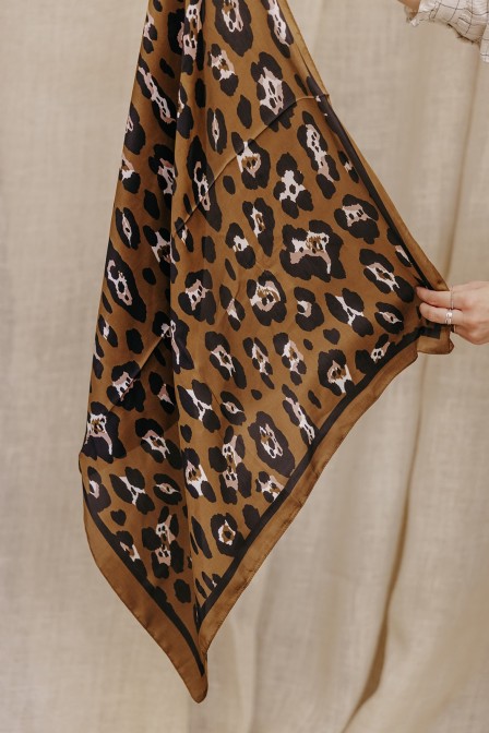 Foulard motif léopard.