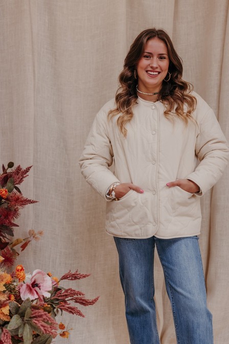 Veste réversible portée par une femme.