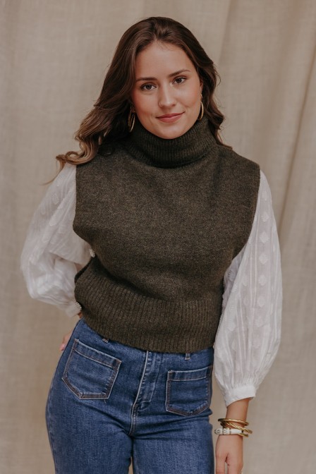 Femme avec un pull kaki.