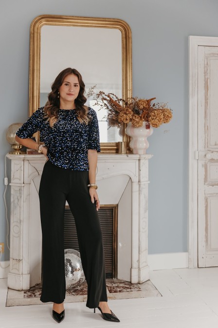 Femme avec un pantalon fluide noir.