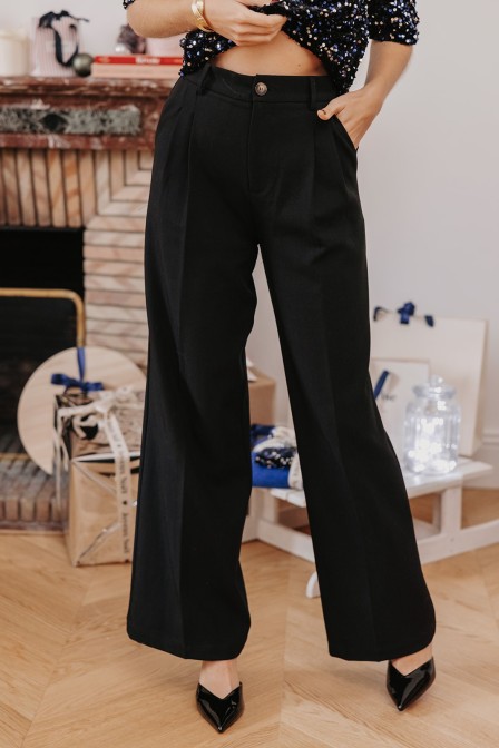 Femme avec un pantalon noir.