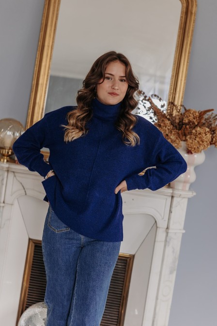 Femme qui porte un pull en laine bleu.