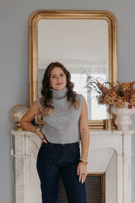 Femme qui porte un pull sans manches à bijoux.