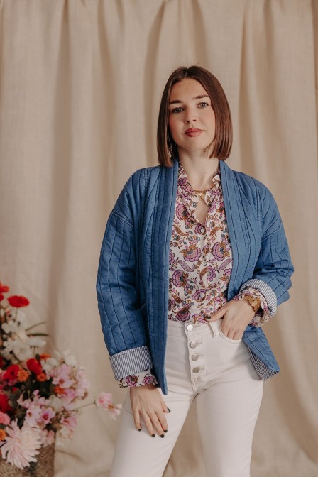 Femme avec une veste kimono