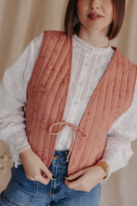 Gilet rose inspiré de la coupe kimono.