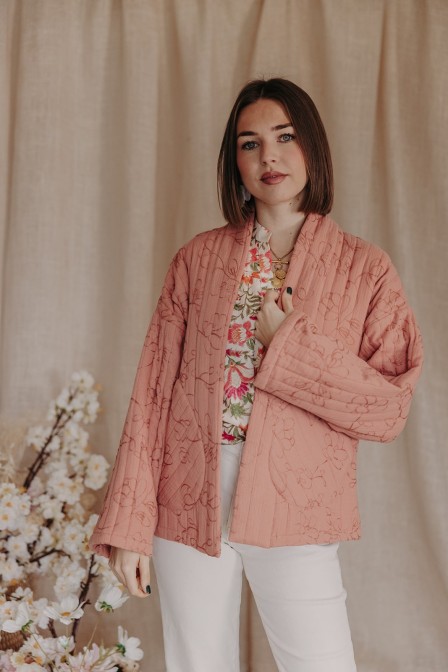 Veste kimono de couleur rose.