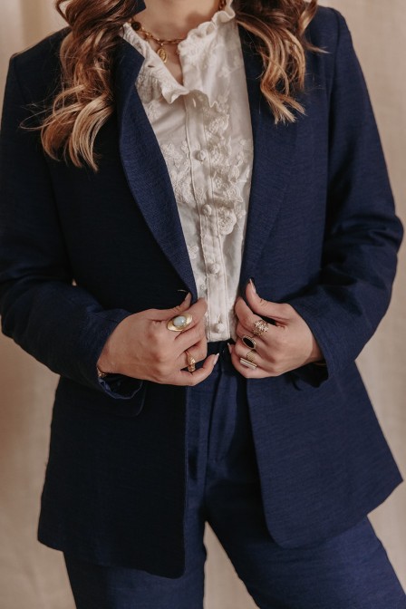 Femme portant une veste blazer de couleur bleu.