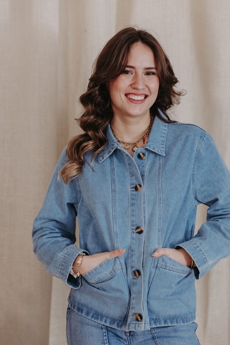 Veste en jean portée par une femme.