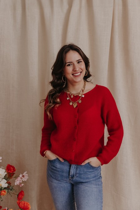 Femme portant un pull rouge.