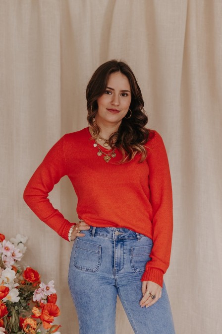 Femme avec un pull rouge.