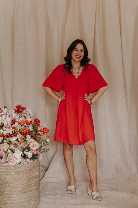 Femme portant une robe rouge corail.