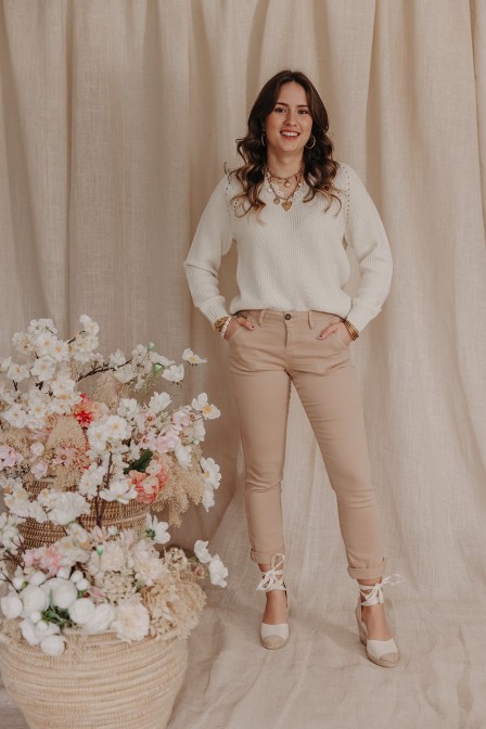 Femme portant un pantalon chino beige.