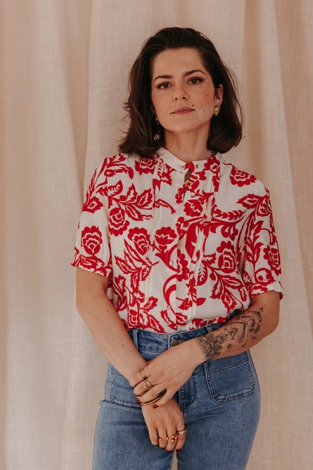 Femme portant une chemise à motif rouge.