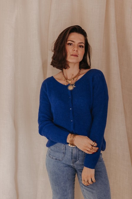 Femme avec un pull bleu.