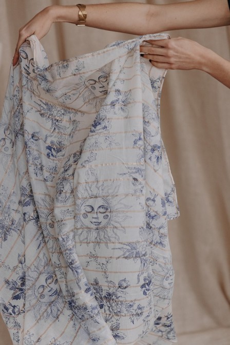 Femme qui tient un foulard.