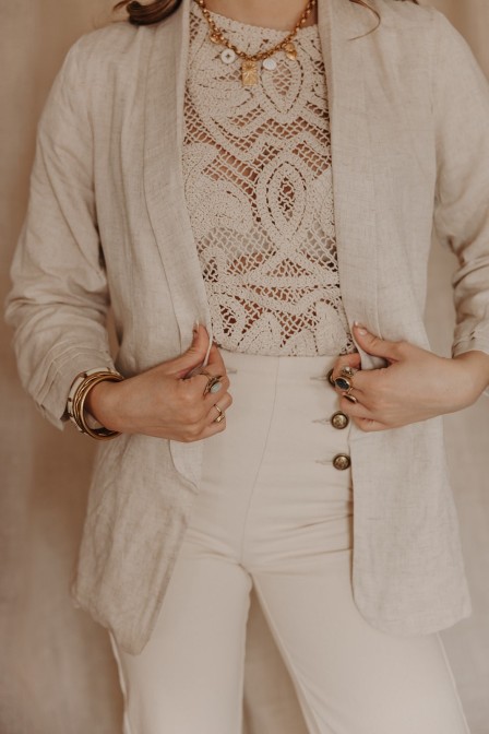 Femme avec un blazer.