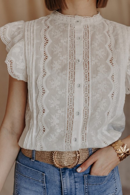 Femme avec une blouse brodée.