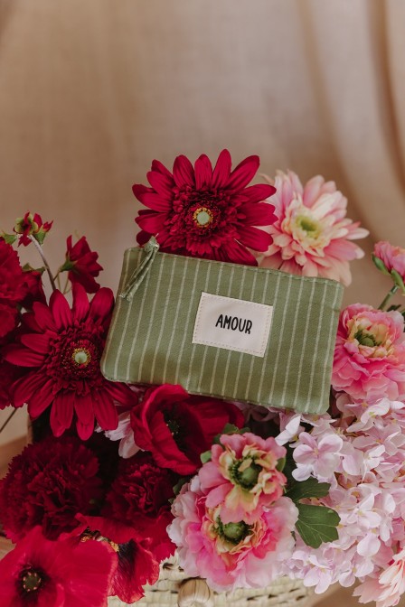 Pochette verte écriture amour.