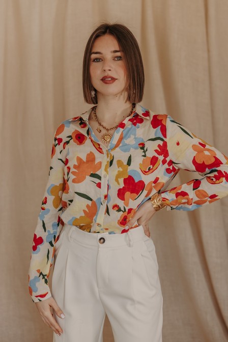 Femme avec une chemise.