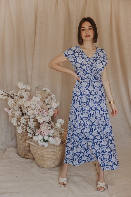 Femme avec une robe imprimée.