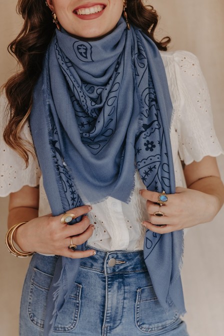 Femme avec un foulard bleu.