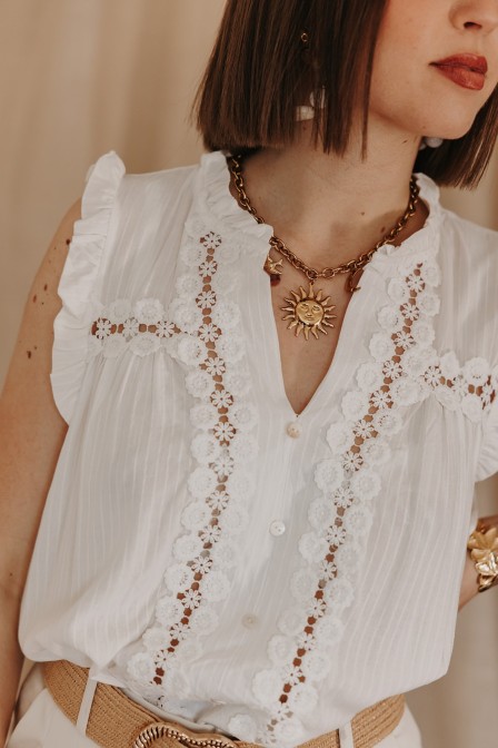 Femme avec un top blanc.