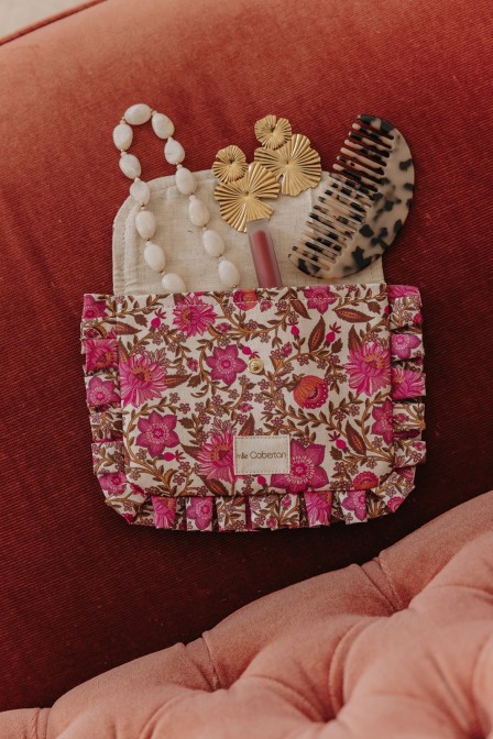 Pochette fleuri avec du maquillage.