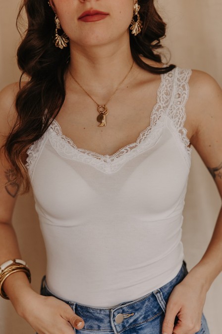 Femme avec un débardeur blanc.