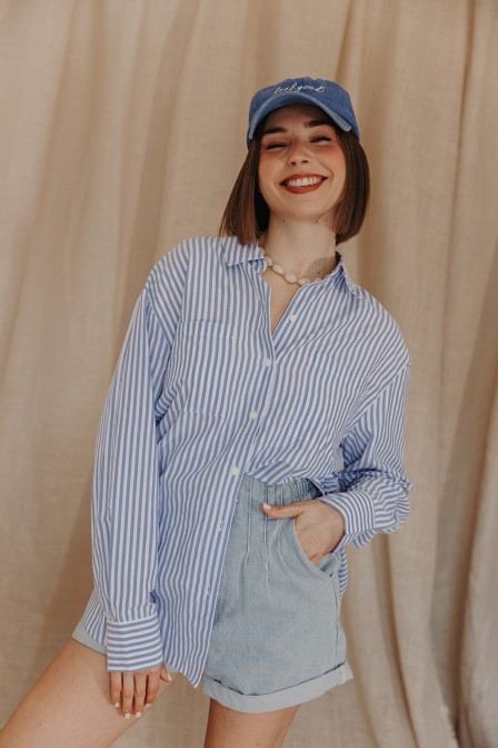 Femme avec une chemise oversize.