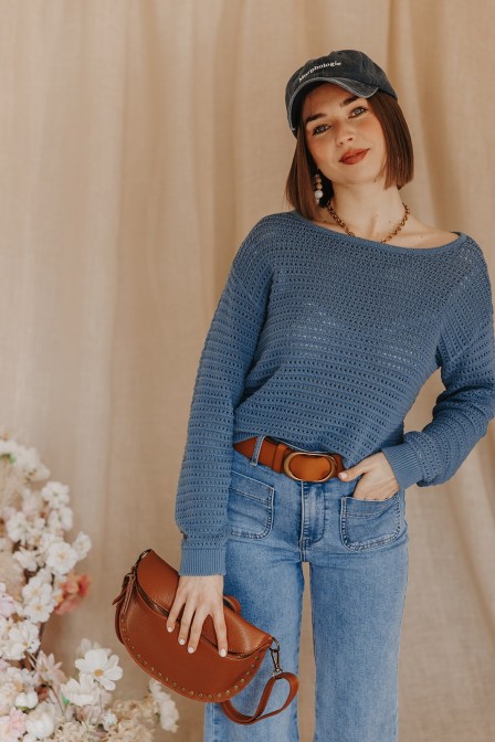 Femme avec un pull bleu.