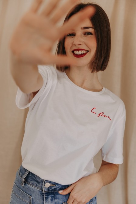 Femme avec un t-shirt blanc.