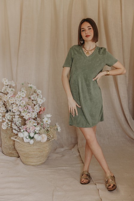 Femme avec une robe.