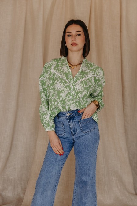 Femme avec une blouse imprimée.