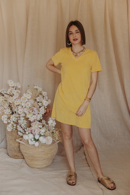 Femme avec une robe jaune.