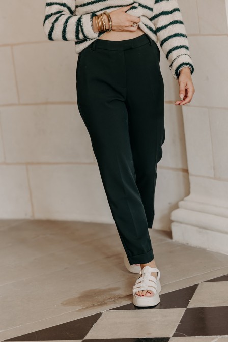 Pantalon vert porté par une femme