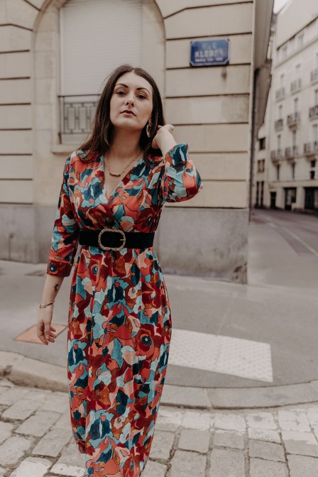 Femme avec une robe longue.