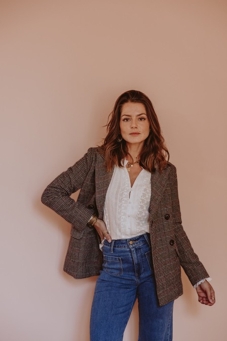 Femme de face avec une veste blazer.