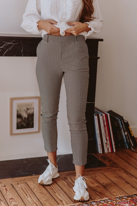 Femme qui porte un pantalon à carreaux.