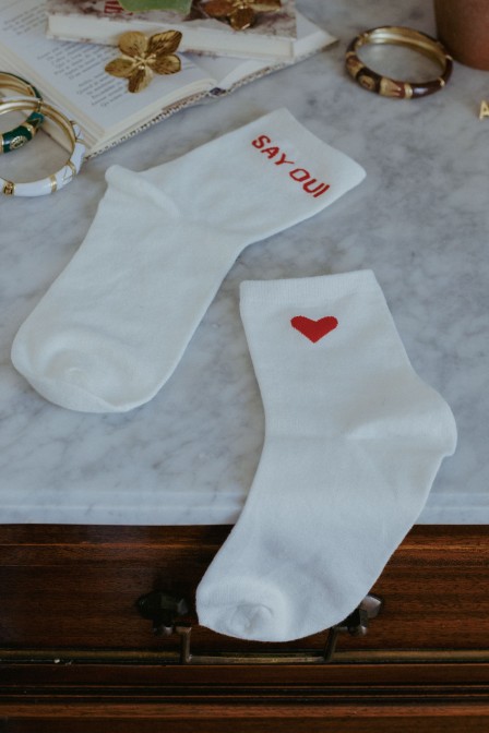 Paire de chaussettes sur une table.