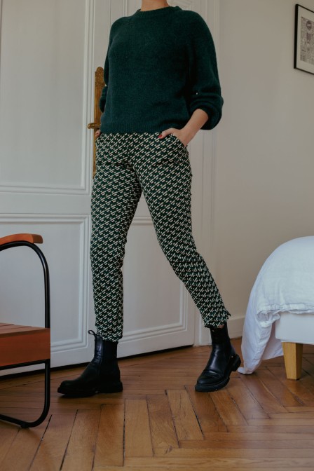 Femme qui porte un pantalon.